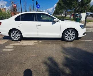 Auto rentimine Volkswagen Jetta #9572 Automaatne Tiranas, varustatud 2,0L mootoriga ➤ Besmirlt Albaanias.