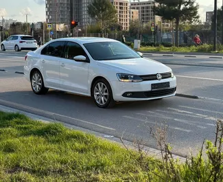 租赁 Volkswagen Jetta 的正面视图，在地拉那, 阿尔巴尼亚 ✓ 汽车编号 #9574。✓ Automatic 变速箱 ✓ 0 评论。