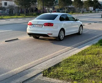 在 在阿尔巴尼亚 租赁 Volkswagen Jetta 2013 汽车，特点包括 ✓ 使用 Diesel 燃料和 140 马力 ➤ 起价 55 EUR 每天。