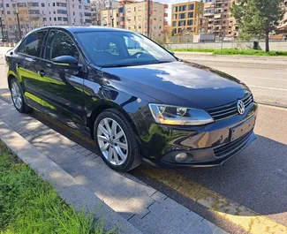 Sprednji pogled najetega avtomobila Volkswagen Jetta v v Tirani, Albanija ✓ Avtomobil #9577. ✓ Menjalnik Samodejno TM ✓ Mnenja 0.