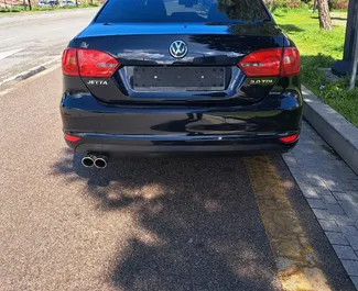 Volkswagen Jetta 대여. 알바니아에서에서 대여 가능한 경제, 편안함 차량 ✓ 300 EUR의 보증금 ✓ TPL, SCDW 보험 옵션.