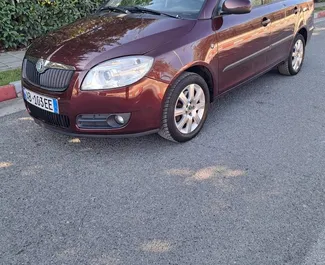 Sprednji pogled najetega avtomobila Skoda Fabia Combi v v Tirani, Albanija ✓ Avtomobil #9580. ✓ Menjalnik Priročnik TM ✓ Mnenja 0.