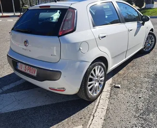 Fiat Grande Punto 2010 location de voiture en Albanie, avec ✓ Diesel carburant et  chevaux ➤ À partir de 41 EUR par jour.