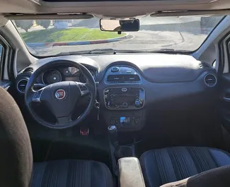 Fiat Grande Punto location. Économique Voiture à louer en Albanie ✓ Dépôt de 200 EUR ✓ RC, SCDW options d'assurance.