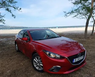 ブルガス空港にて、ブルガリアにてでのMazda 3 #9433 自動カーレンタル、2.0Lエンジン搭載 ➤ トレイアンから。