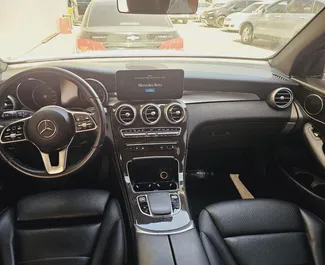 Mercedes-Benz GLC300 2020 bérelhető Dubaiban, 200 km/nap kilométeres határral.
