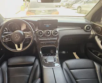 Notranjost Mercedes-Benz GLC300 za najem v v ZAE. Odličen avtomobil s 5 sedeži in Samodejno menjalnikom.