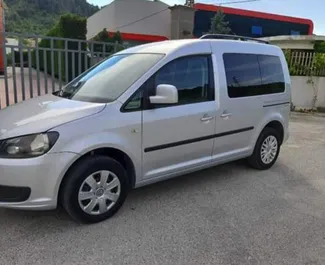 Vooraanzicht van een huurauto Volkswagen Caddy in Tirana, Albanië ✓ Auto #4615. ✓ Transmissie Handmatig TM ✓ 2 beoordelingen.