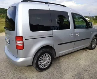 Volkswagen Caddy kiralama. Ekonomi, Konfor, Minivan Türünde Araç Kiralama Arnavutluk'ta ✓ Depozito 100 EUR ✓ TPL, CDW, SCDW, FDW, Hırsızlık sigorta seçenekleri.