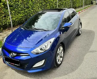 Sprednji pogled najetega avtomobila Hyundai i30 v v Tirani, Albanija ✓ Avtomobil #9659. ✓ Menjalnik Samodejno TM ✓ Mnenja 0.