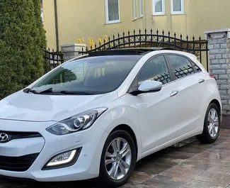 Frontvisning av en leiebil Hyundai i30 i Tirana, Albania ✓ Bil #9678. ✓ Automatisk TM ✓ 0 anmeldelser.