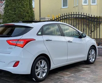 Hyundai i30 kiralama. Ekonomi, Konfor Türünde Araç Kiralama Arnavutluk'ta ✓ Depozitosuz ✓ TPL, FDW, Yurtdışı sigorta seçenekleri.