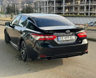 Prenájom auta Toyota Camry 2021 v v Gruzínsku, s vlastnosťami ✓ palivo Benzín a výkon 207 koní ➤ Od 174 GEL za deň.