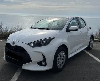 Vue de face d'une location Toyota Yaris à Budva, Monténégro ✓ Voiture #9842. ✓ Automatique TM ✓ 0 avis.