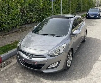 Frontvisning av en leiebil Hyundai i30 i Tirana, Albania ✓ Bil #9680. ✓ Automatisk TM ✓ 0 anmeldelser.