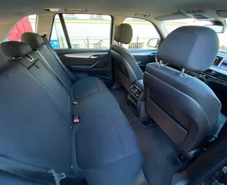 Interiér BMW X5 k pronájmu v Česku. Skvělé auto s 5 sedadly a převodovkou Automatické.