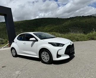 Framvy av en hyrbil Toyota Yaris i Budva, Montenegro ✓ Bil #9826. ✓ Växellåda Automatisk TM ✓ 2 recensioner.