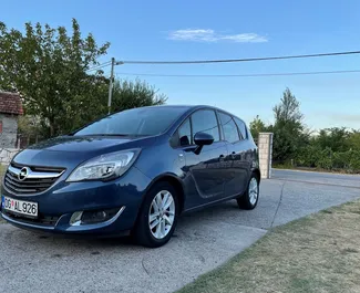 Vista frontal de um aluguel Opel Meriva em Budva, Montenegro ✓ Carro #9827. ✓ Transmissão Manual TM ✓ 0 avaliações.