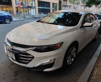 Vista frontal de um aluguel Chevrolet Malibu em Yerevan, Arménia ✓ Carro #9698. ✓ Transmissão Automático TM ✓ 0 avaliações.