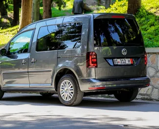 Přední pohled na pronájem Volkswagen Caddy v Durresu, Albánie ✓ Auto č. 9776. ✓ Převodovka Automatické TM ✓ Recenze 2.