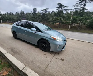 Vista frontal de um aluguel Toyota Prius em Tbilisi, Geórgia ✓ Carro #9623. ✓ Transmissão Automático TM ✓ 0 avaliações.