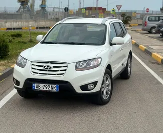 Sprednji pogled najetega avtomobila Hyundai Santa Fe v v mestu Durres, Albanija ✓ Avtomobil #9777. ✓ Menjalnik Samodejno TM ✓ Mnenja 0.