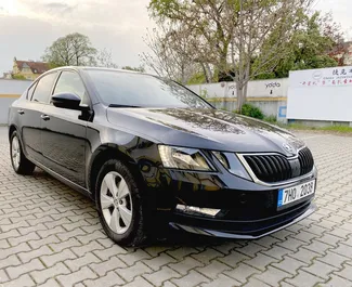 Frontvisning av en leiebil Skoda Octavia i Praha, Tsjekkia ✓ Bil #349. ✓ Automatisk TM ✓ 0 anmeldelser.