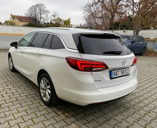 프라하에서에서 사용 가능한 전면 드라이브 시스템이 장착된 Opel Astra Sports Tourer 2018.