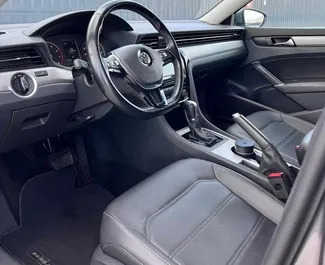 Najem avtomobila Volkswagen Passat 2021 v v Gruziji, z značilnostmi ✓ gorivo Bencin in 210 konjskih moči ➤ Od 150 GEL na dan.