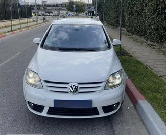 Sprednji pogled najetega avtomobila Volkswagen Golf Plus v v Tirani, Albanija ✓ Avtomobil #9694. ✓ Menjalnik Samodejno TM ✓ Mnenja 0.