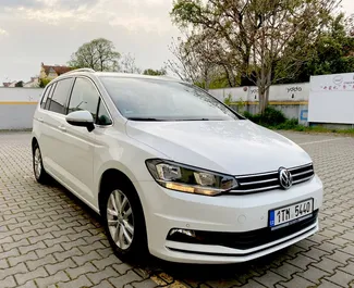 Frontvisning af en udlejnings Volkswagen Touran i Prag, Tjekkiet ✓ Bil #393. ✓ Automatisk TM ✓ 0 anmeldelser.