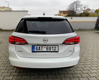 Innenraum von Opel Astra SW zur Miete in der Tschechischen Republik. Ein großartiges 5-Sitzer Fahrzeug mit Automatisch Getriebe.