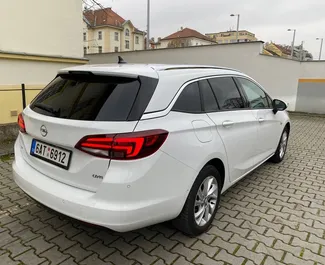 Opel Astra Sports Tourer 2018 disponible à la location à Prague, avec une limite de kilométrage de 300 km/jour.