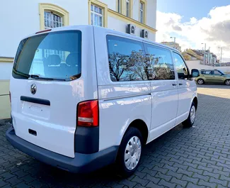 Volkswagen Transporter 2016 automobilio nuoma Čekijoje, savybės ✓ Dyzelinas degalai ir 110 arklio galios ➤ Nuo 68 EUR per dieną.