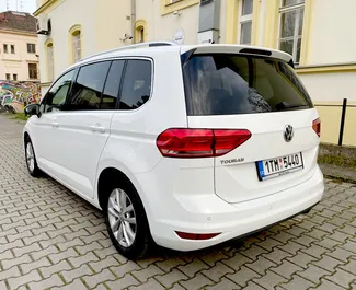Volkswagen Touran 2018 disponible para alquilar en Praga, con límite de millaje de 300 km/día.