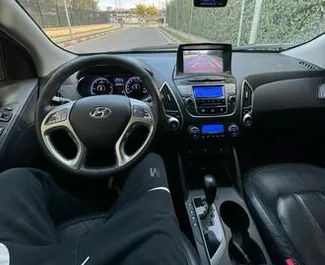 ティラナにてでのレンタル用Hyundai Tucson 2013のガソリン 1.5Lエンジン。