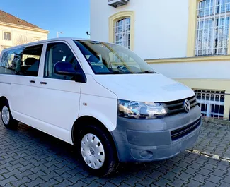 Vista frontal de un Volkswagen Transporter de alquiler en Praga, Chequia ✓ Coche n.º 4186. ✓ Manual TM ✓ 0 opiniones.