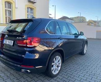 Najem avtomobila BMW X5 2018 v na Češkem, z značilnostmi ✓ gorivo Hibridni in 245 konjskih moči ➤ Od 112 EUR na dan.