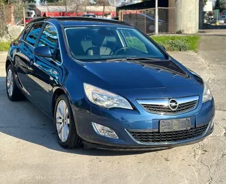 Frontvisning av en leiebil Opel Astra i Durres, Albania ✓ Bil #9778. ✓ Manuell TM ✓ 0 anmeldelser.