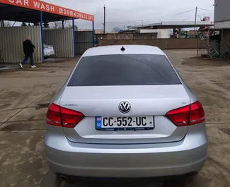 Volkswagen Passat kiralama için Gürcistan'da iç mekanı. Harika bir 5 koltuklu araba, Otomatik şanzıman ile.