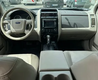 Notranjost Ford Escape za najem v v Gruziji. Odličen avtomobil s 5 sedeži in Samodejno menjalnikom.