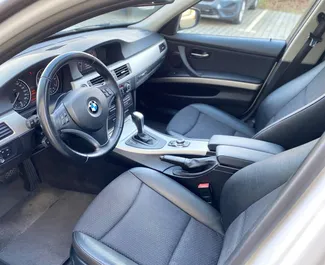 Interior do BMW 3-series Touring para aluguer na República Checa. Um excelente carro de 5 lugares com transmissão Automático.