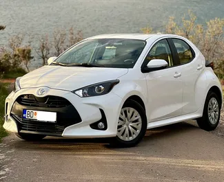 Priekinė automobilio, kurį nuomojate Toyota Yaris Budvoje, Juodkalnija vaizdas ✓ Automobilis #9843. ✓ Pavarų dėžė Automatinis TM ✓ Atsiliepimai 0.