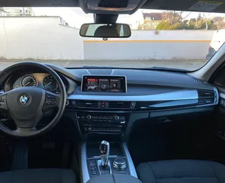 Hybridi 1,6L moottori BMW X5 2018 vuokrattavana Prahassa.