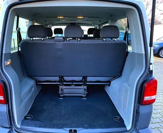 Volkswagen Transporter 2016 disponível para alugar em Praga, com limite de quilometragem de 300 km/dia.