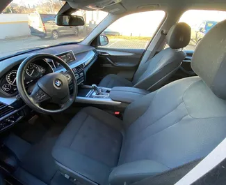BMW X5 2018 disponible à la location à Prague, avec une limite de kilométrage de 300 km/jour.