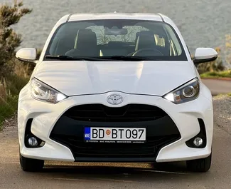 Autóbérlés Toyota Yaris #9841 Automatikus Budva városában, 1,5L motorral felszerelve ➤ Stefan-től Montenegróban.