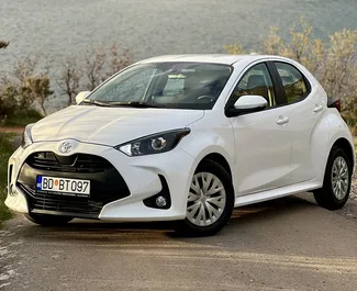 Frontvisning av en leiebil Toyota Yaris i Budva, Montenegro ✓ Bil #9841. ✓ Automatisk TM ✓ 0 anmeldelser.