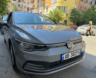 Sprednji pogled najetega avtomobila Volkswagen Golf 8 v v Tirani, Albanija ✓ Avtomobil #9848. ✓ Menjalnik Samodejno TM ✓ Mnenja 0.