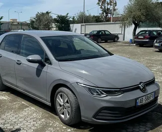 Predný pohľad na prenajaté auto Volkswagen Golf 8 v v Tirane, Albánsko ✓ Auto č. 9756. ✓ Prevodovka Automatické TM ✓ Hodnotenia 0.